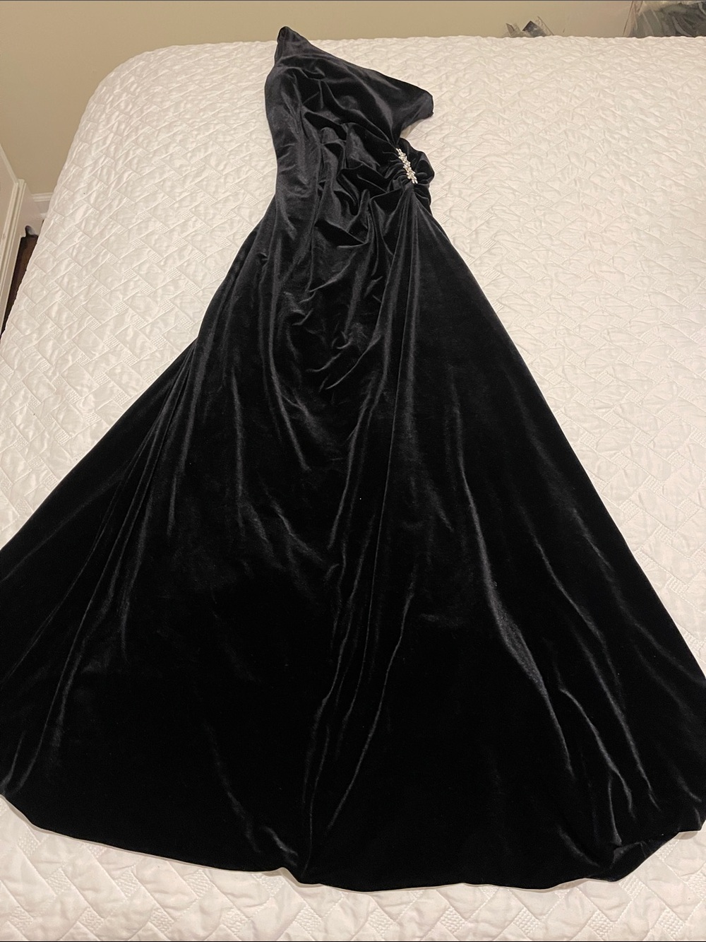Vintage Laundry By Shelli Segal Black One-Shoulder Velvet Gown